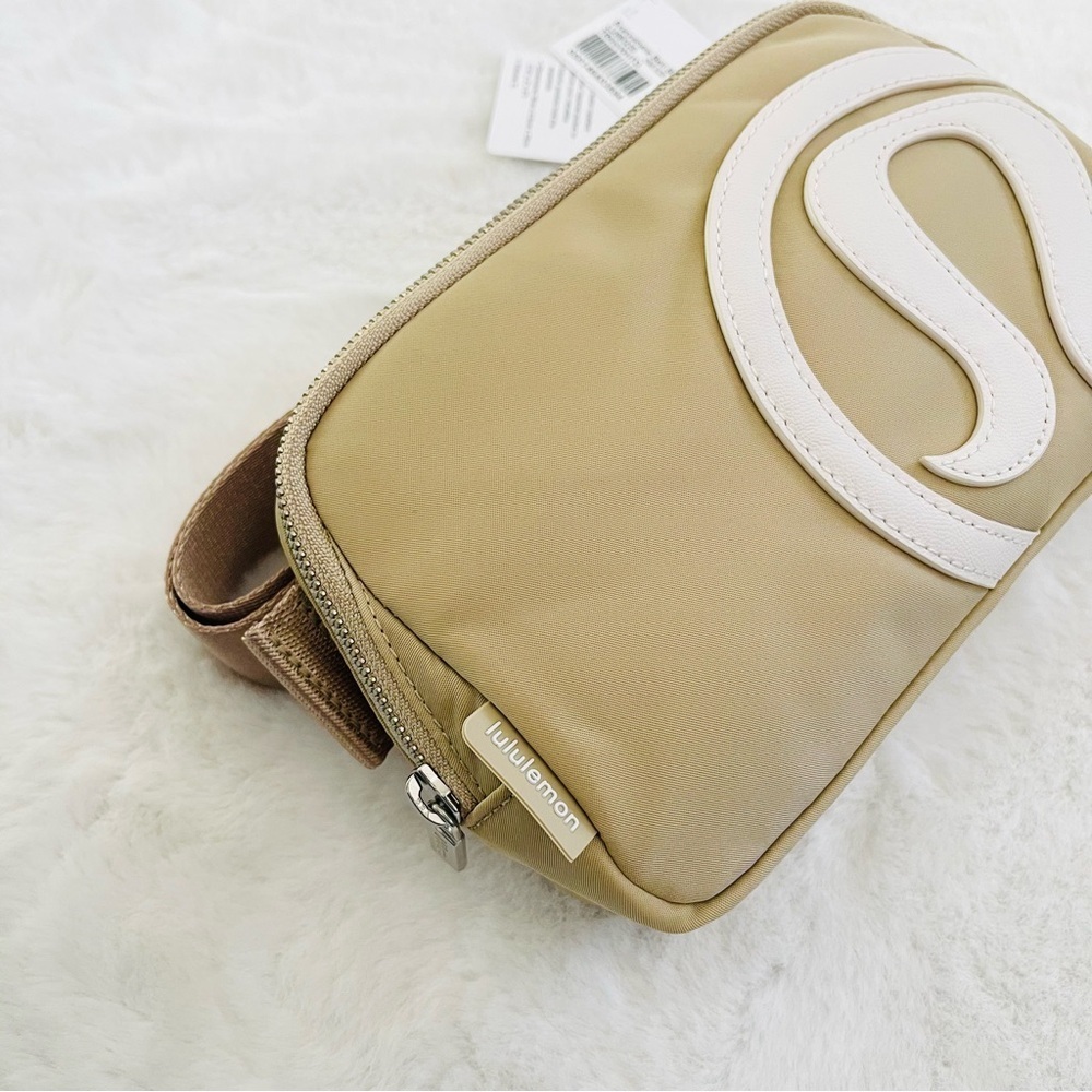 Lululemon Everywhere Belt Bag - Picture 4 of 9